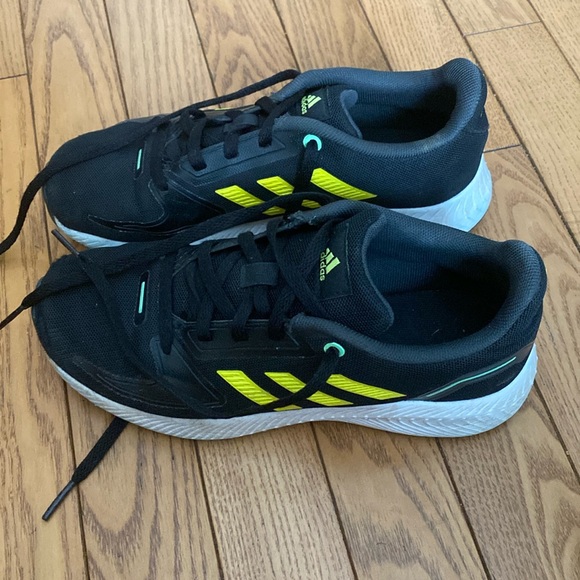 Boys adidas sneakers size US 3 - Picture 1 of 3